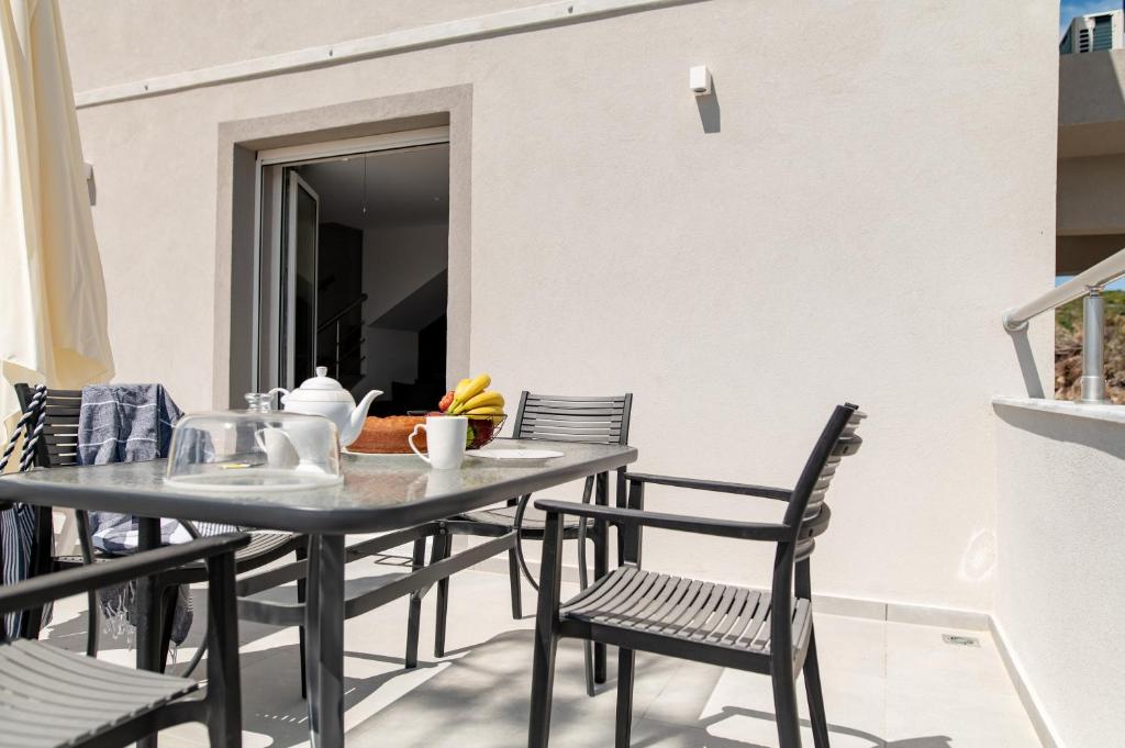 Balcony seating area